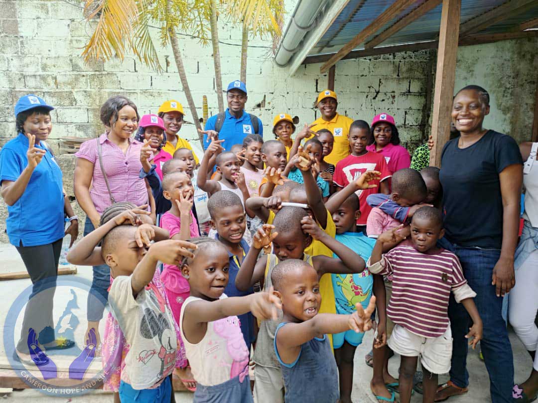 Remise de dons : Cameroon Hope and Life à Trinity Orphanage